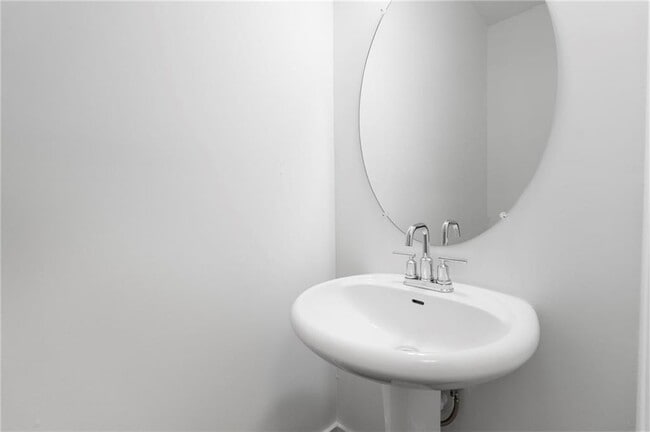 Building Photo - 1821 Edgehill Dr