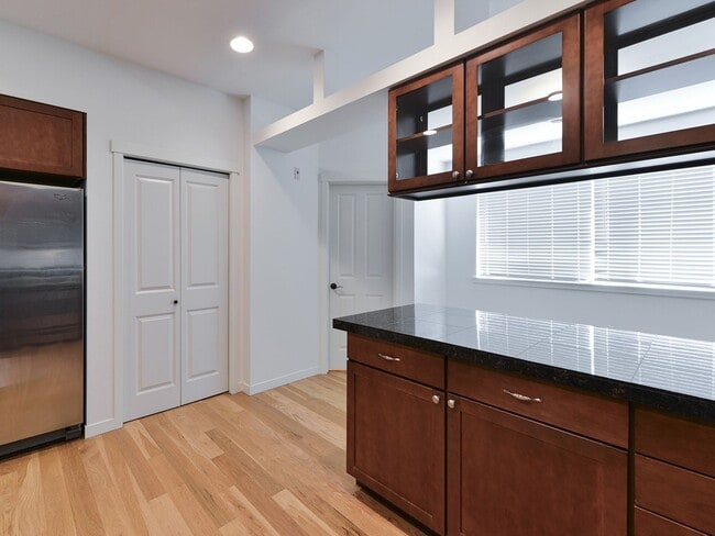 Building Photo - Immacualte Townhouse - Normandy Park - 2 B...
