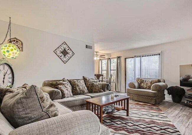 Foto del edificio - 9026 Sawtooth Ln