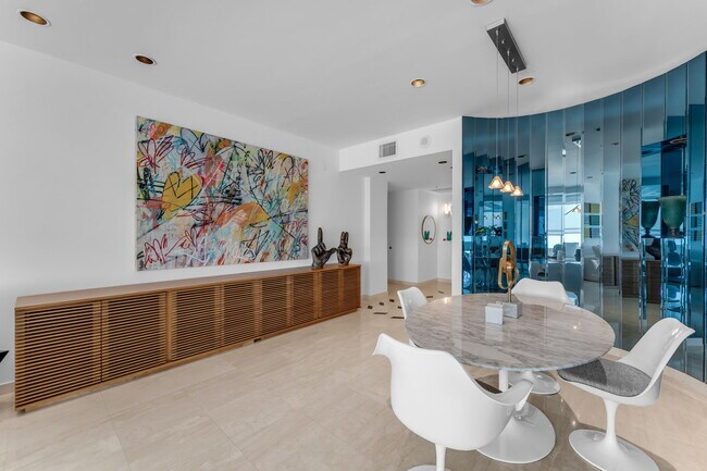 Foto del edificio - 4925 Collins Ave