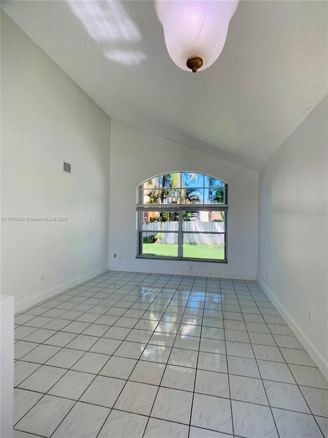 Foto del edificio - 18801 NW 12th St