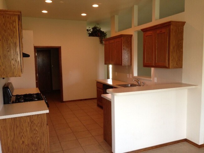 Building Photo - 3 Bed + Office - Moore Schools - Must See