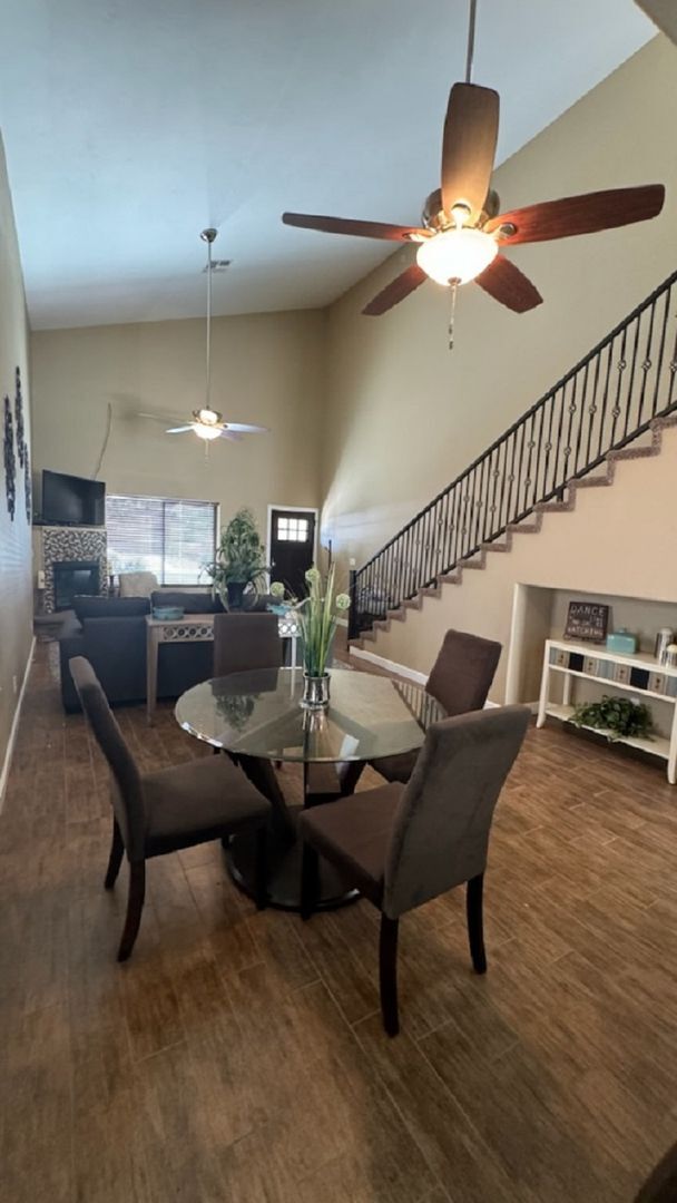 Foto del edificio - PRICE REDUCTION**** Fully Furnished Long T...