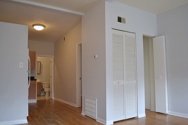 Building Photo - 2643 W Division St