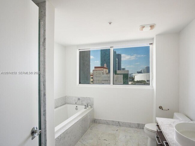 Foto del edificio - 244 Biscayne Blvd