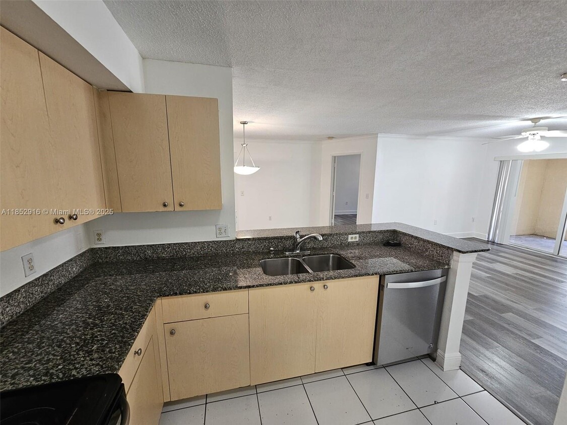 Foto del edificio - 2451 Centergate Dr