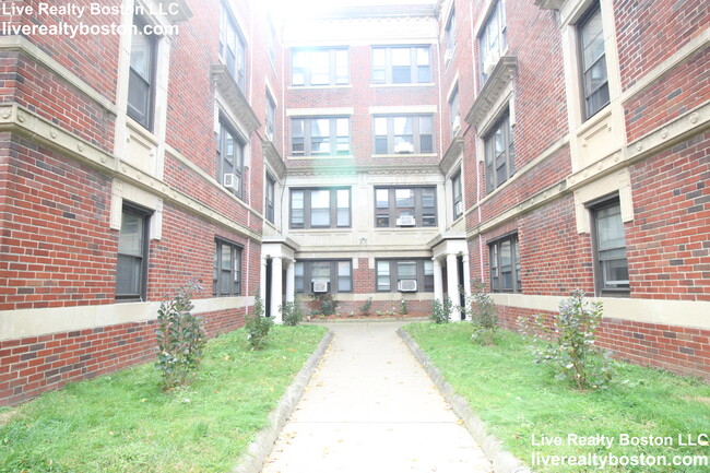 Building Photo - 14 Lakeville Rd