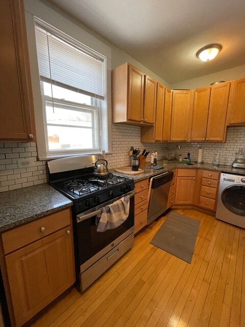 Foto del edificio - 1441 W Berteau Ave