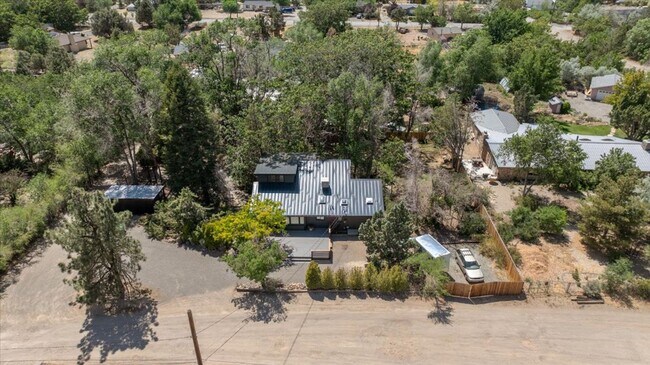 Foto del edificio - Beautiful Three Bedroom Home on Half Ac...