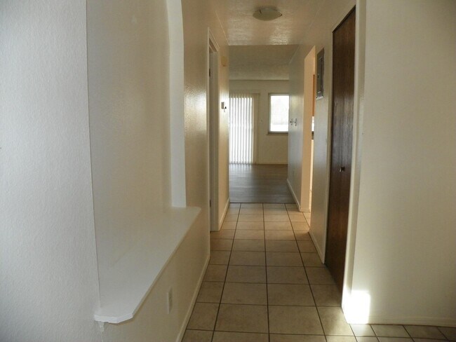 Foto del edificio - 823 Country Club Dr SE