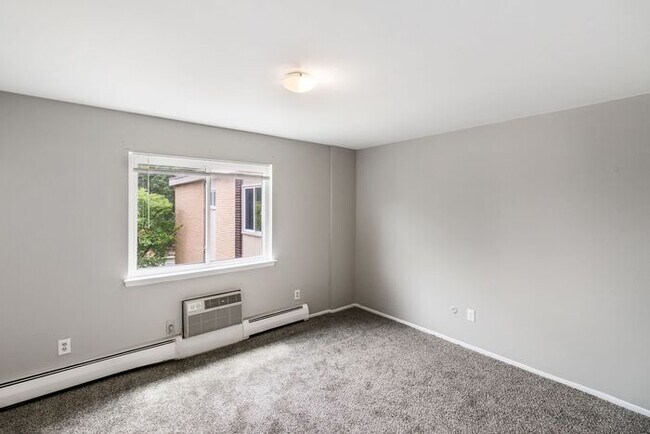 Foto del edificio - *Beautiful Apartment in Park Like Setting* Updated Shaker Cabinets and Appliances HEAT included