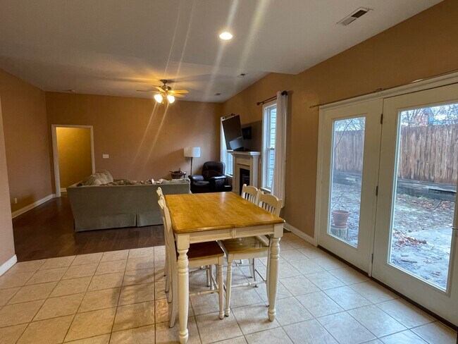 Foto del edificio - 4502 Wren Wood Dr