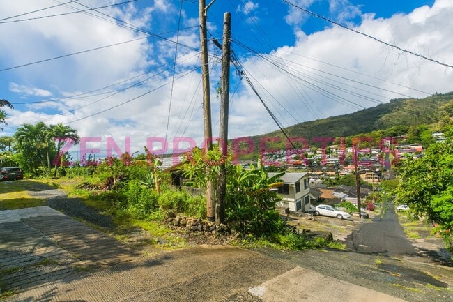 Building Photo - 3 bdrm/ 1 bath home for rent in Kalihi Uka