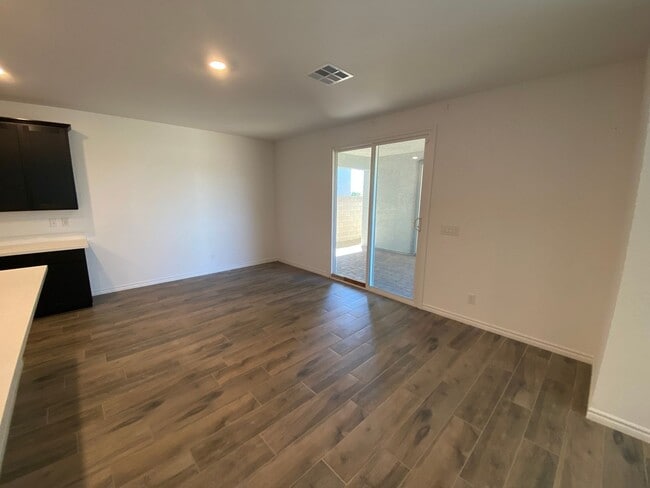 Foto del edificio - Beautiful 4 bed/3.5 bath home located in N...