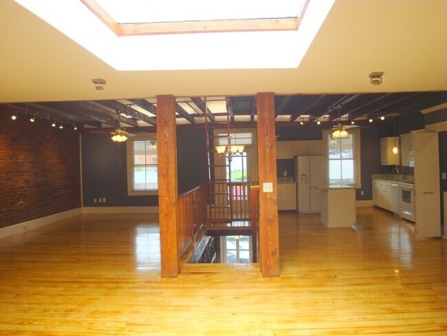Building Photo - 1202 Main St
