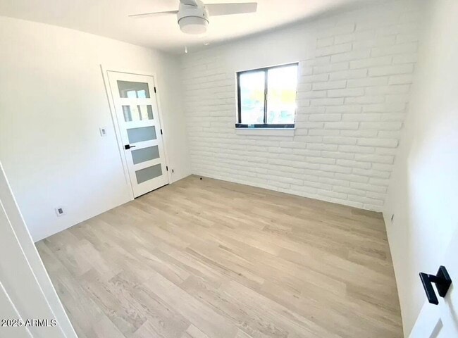Foto del edificio - 5811 E Surrey Dr