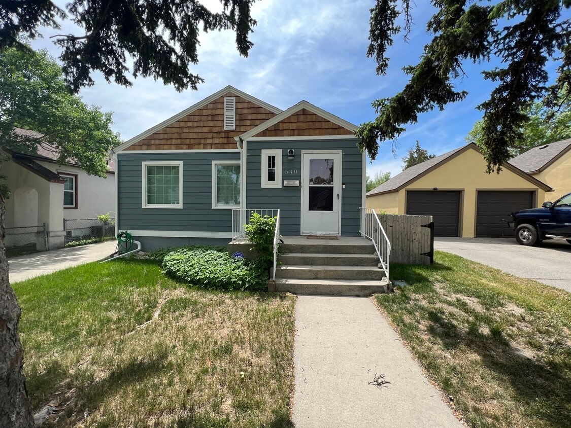 Primary Photo - 4 bed 2 bath home centrally located