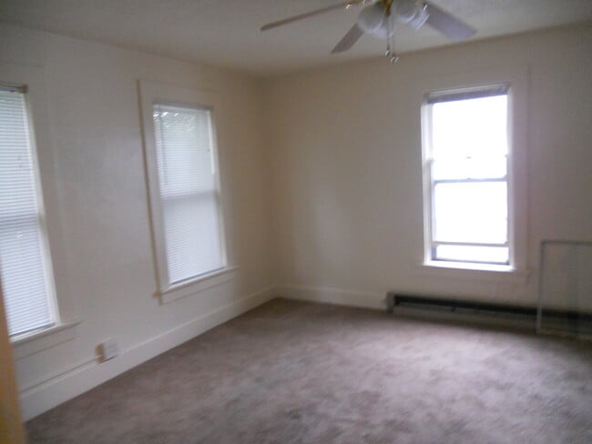 Building Photo - 1 BR Apartment Near Downtown