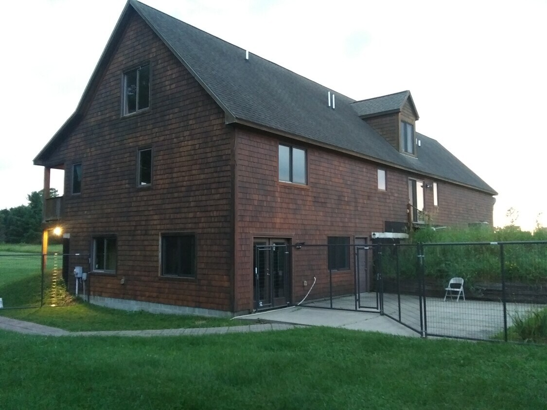 Esta es la parte trasera de la casa donde se encuentra la entrada privada. - 6286 Sherwood Rd