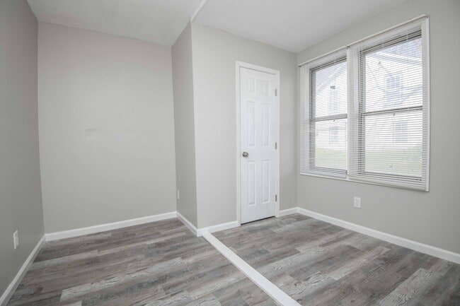 Building Photo - 912 Hotel Ave