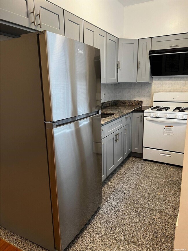 Building Photo - 39-14 47th Ave