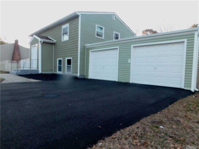 Building Photo - 1710 Spur Dr N