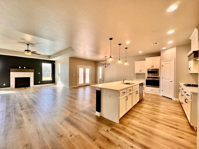 Foto del edificio - Spacious 3-Bedroom Home with Large Pool in...