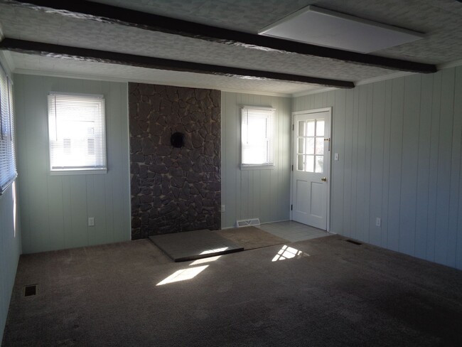 Building Photo - Kernersville Location-2 Bedroom House