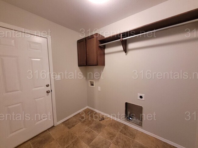 Building Photo - $1575 - 4 bedroom/ 2 bathroom - Gorgeous n...
