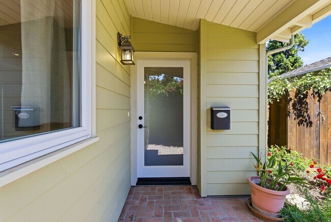Foto del edificio - Sunny & Private 1BR Home in Prime Santa Cruz Location