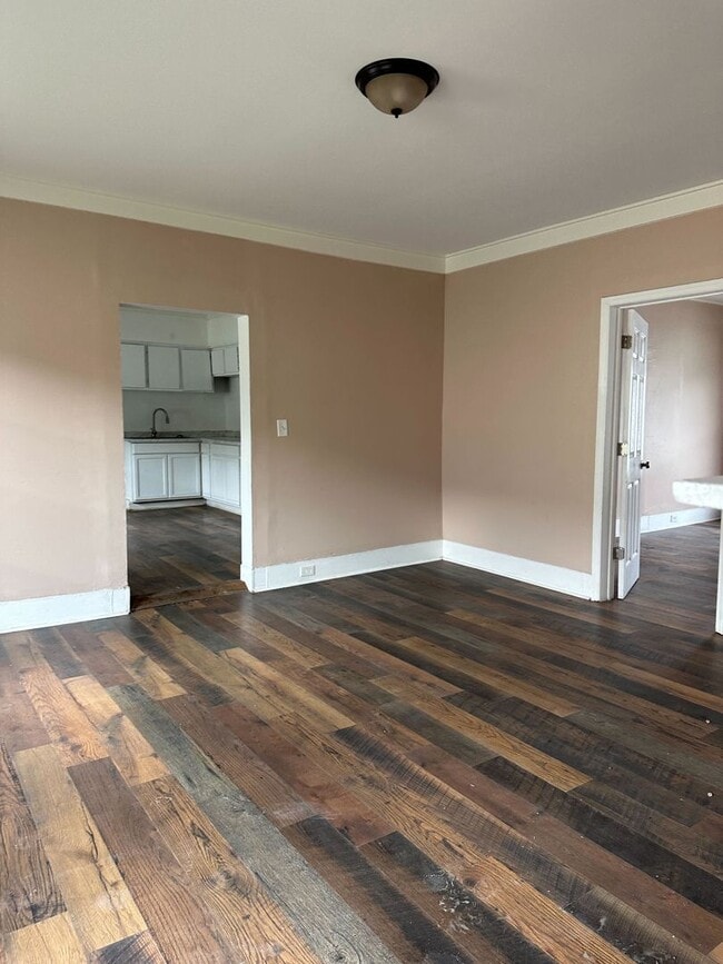 Building Photo - Charming 3-Bedroom, 1-Bathroom Home with Fenced Yard