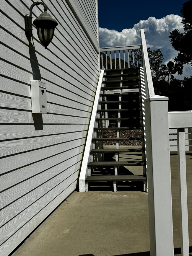 Entry - 649 Crest Dr