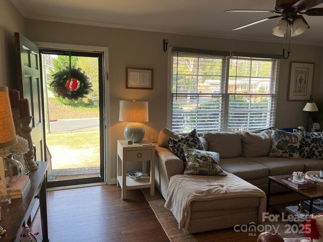 Foto del edificio - 5531 Farmbrook Dr