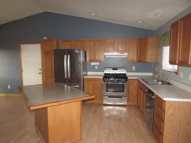 Building Photo - 3 BED | 3 BATH | DOUBLE GARAGE | SOUTH