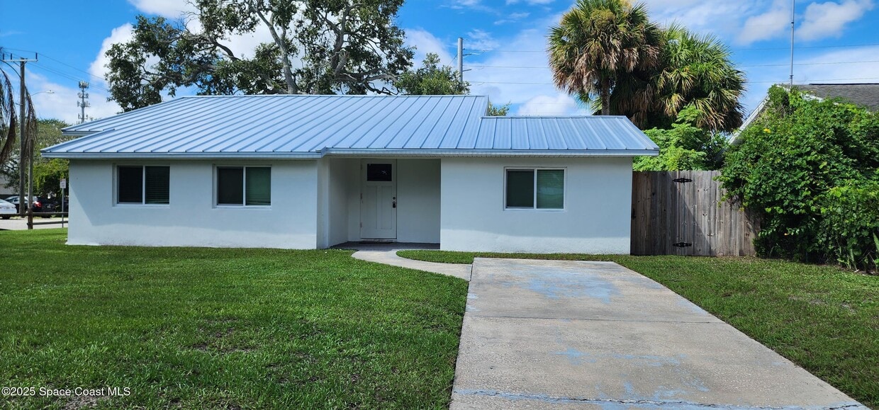 Primary Photo - 1576 Avocado Ave