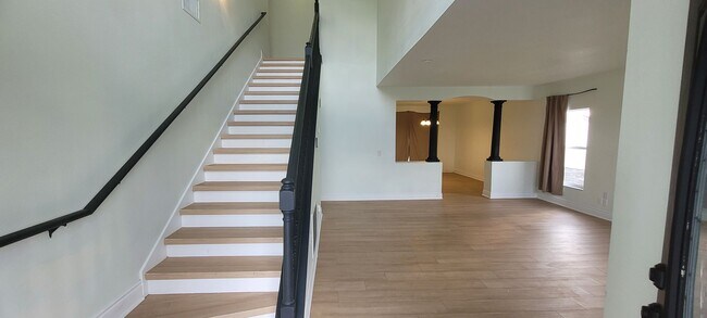 Foto del edificio - Spacious 4 bedroom 2.5 bathroom with loft in Poinciana!