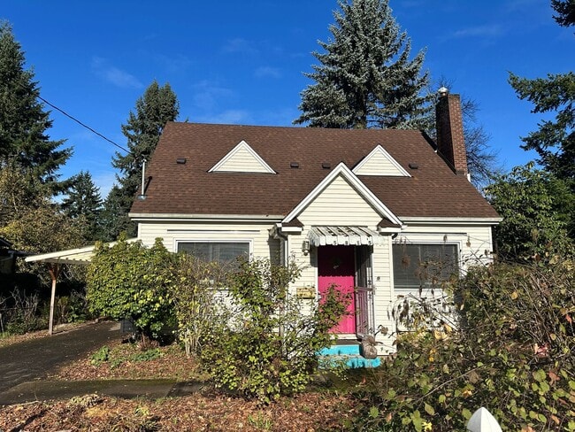 Wow! Amazing 3-bedroom 1-bath house with large fully fenced backyard - Wow! Amazing 3-bedroom 1-bath house with large fully fenced backyard