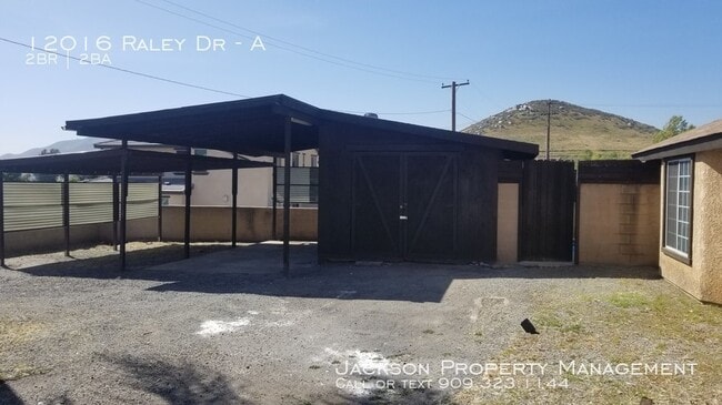 Building Photo - Great 2 Bedroom Pool House Unit Totally Up...