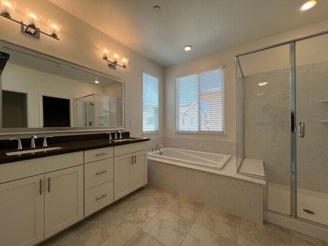 Foto del edificio - Gorgeous Like-New 4 Bedroom!