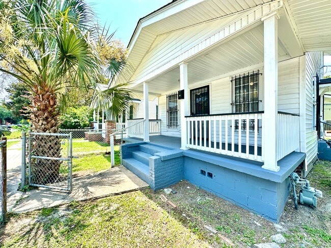 2 Bedroom, 1.5 Bath House in East Central Neighborhood on the Charleston Peninsula! - 2 Bedroom, 1.5 Bath House in East Central Neighborhood on the Charleston Peninsula!