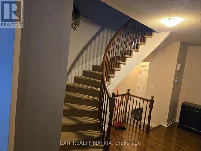 Building Photo - 717 Hazelnut Crescent