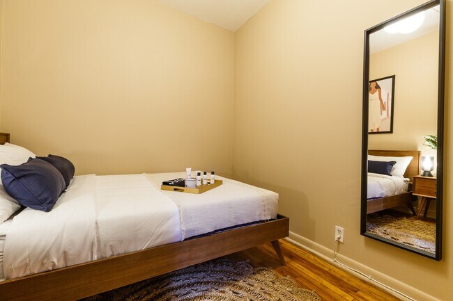 Building Photo - Full room in 2-bed/1.0-bath Home
