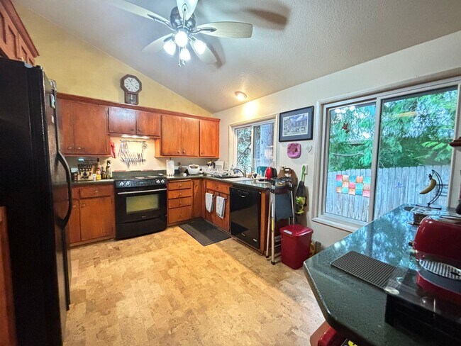 Foto del edificio - Large 4 Bedroom Home Only 40 Feet to the E...