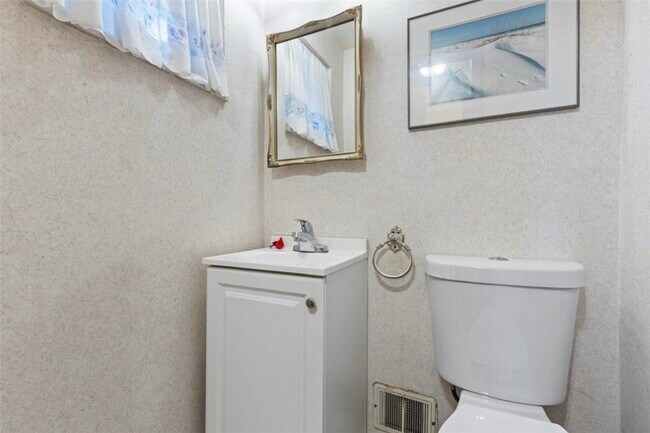 Medio baño en planta baja - 3642 Linden Ave