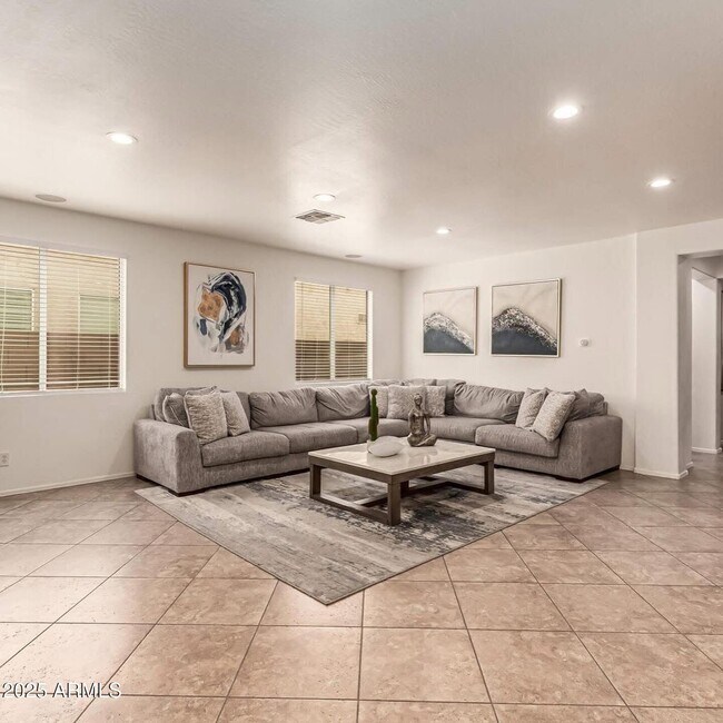 Foto del edificio - 7242 W Donner Dr