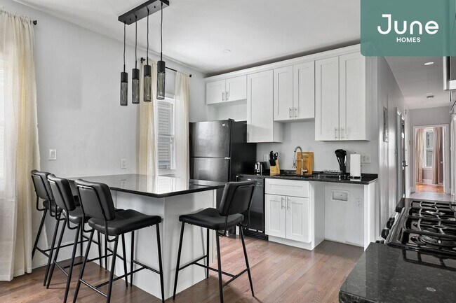 Building Photo - Full room in 4-bed/1.0-bath Home