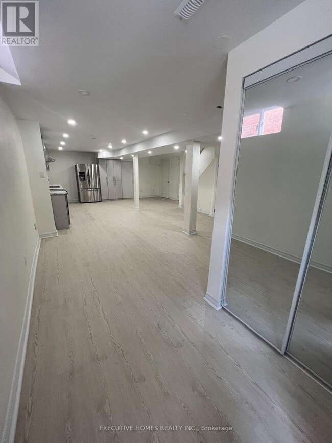 Building Photo - 3074 Dalehurst Dr