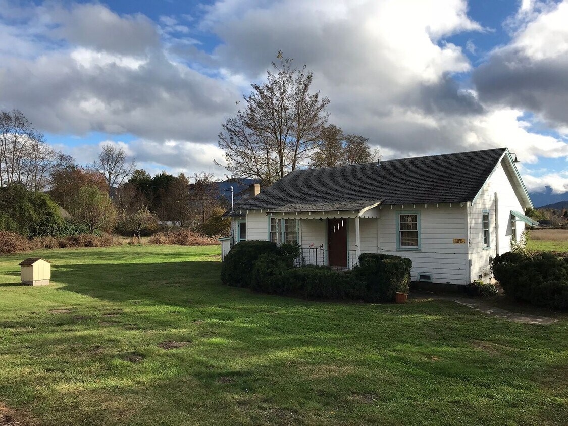 Primary Photo - 2Bed 1Bath Country Living in the City with...
