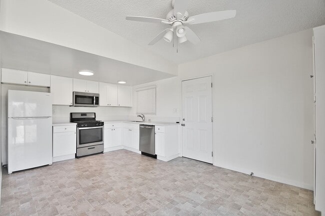Building Photo - 1530 Manhattan Beach Blvd
