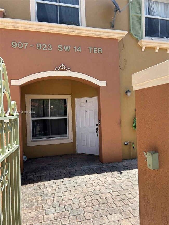 Building Photo - 915 SW 143rd Terrace